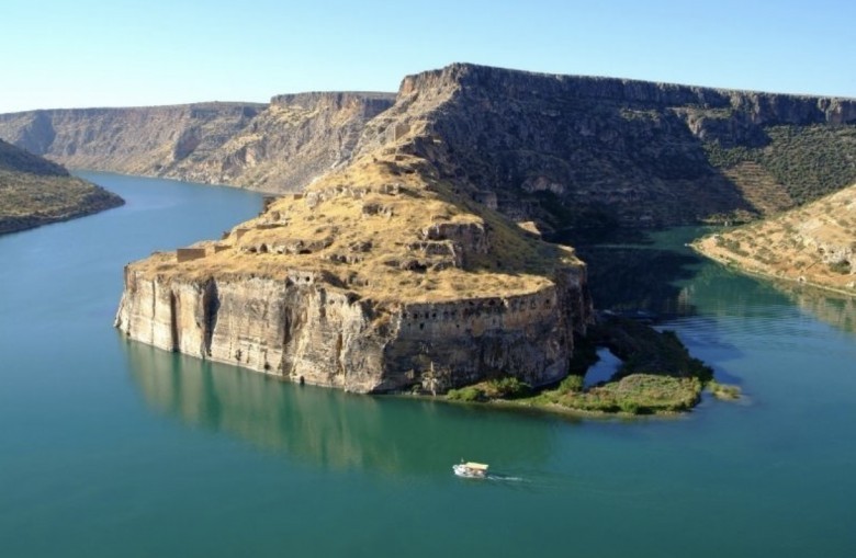 Zeugma Antik Kenti, tarih boyunca hangi nehrin kıyısında kurulmuştur?